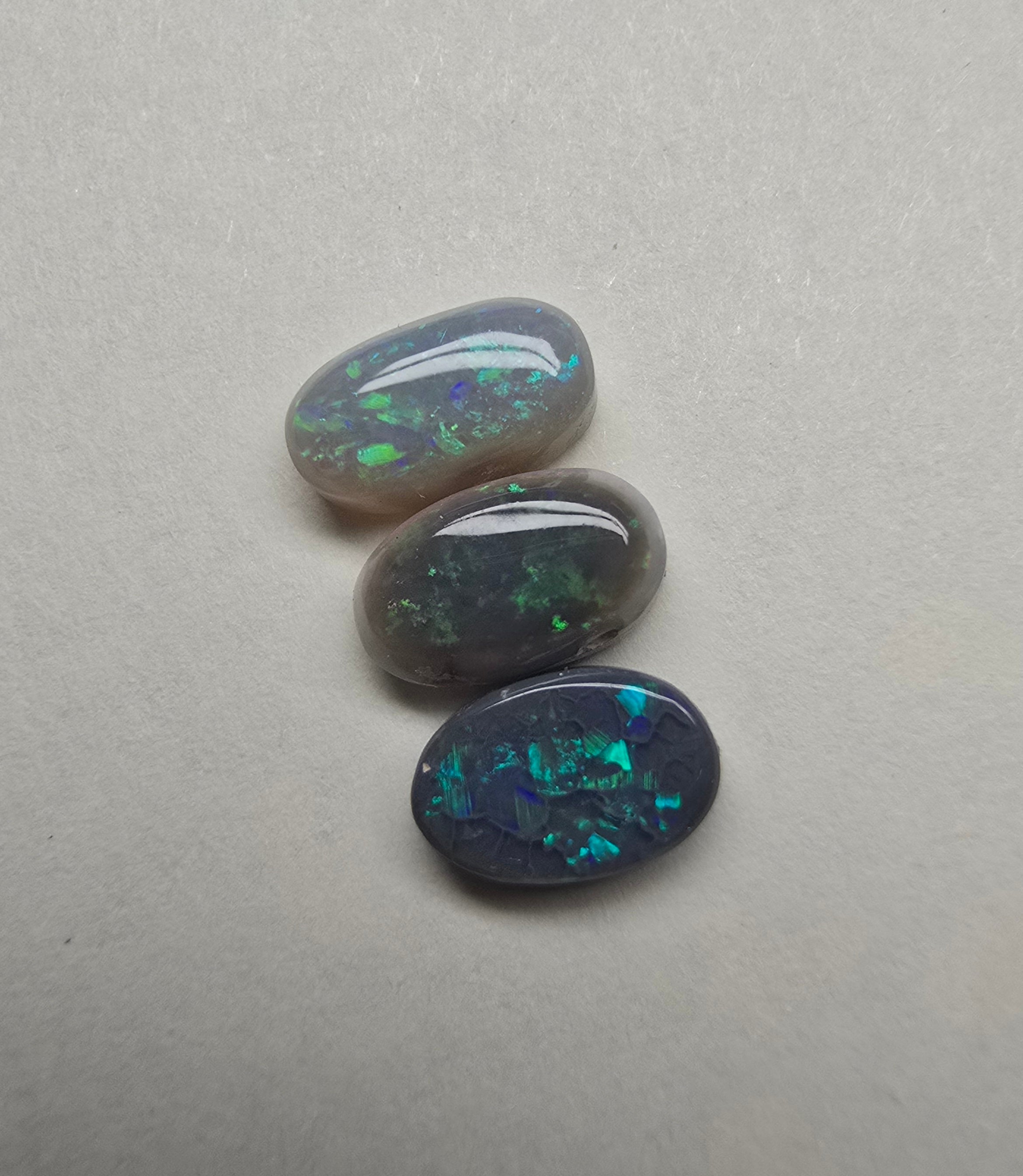 A882 - Dark crystal oval cut trio