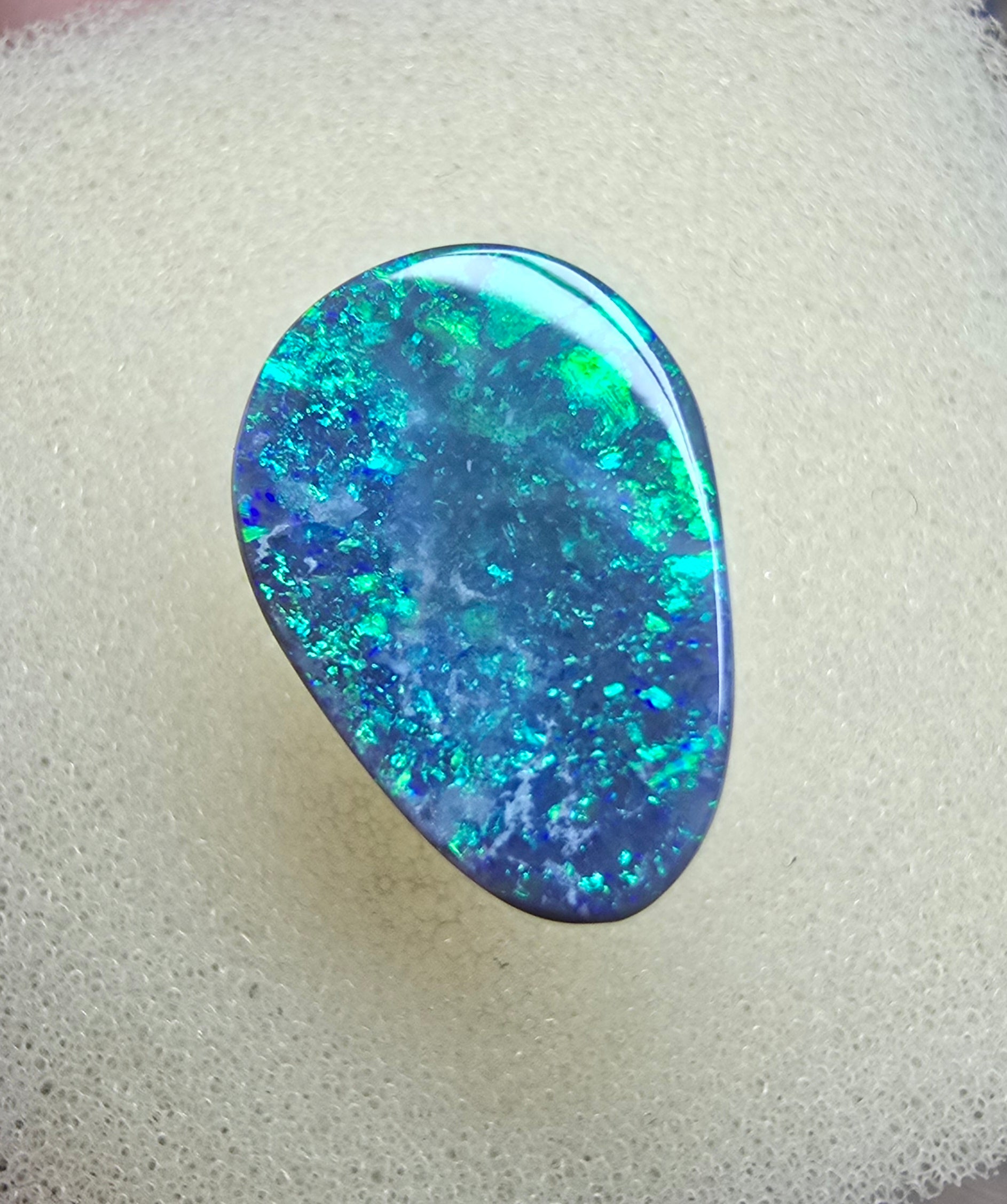 A897 - Strong large drop cut black opal