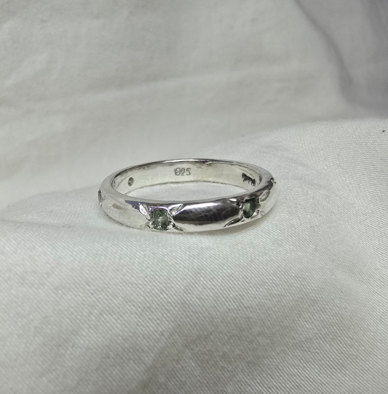 J014 - Star set sapphire band