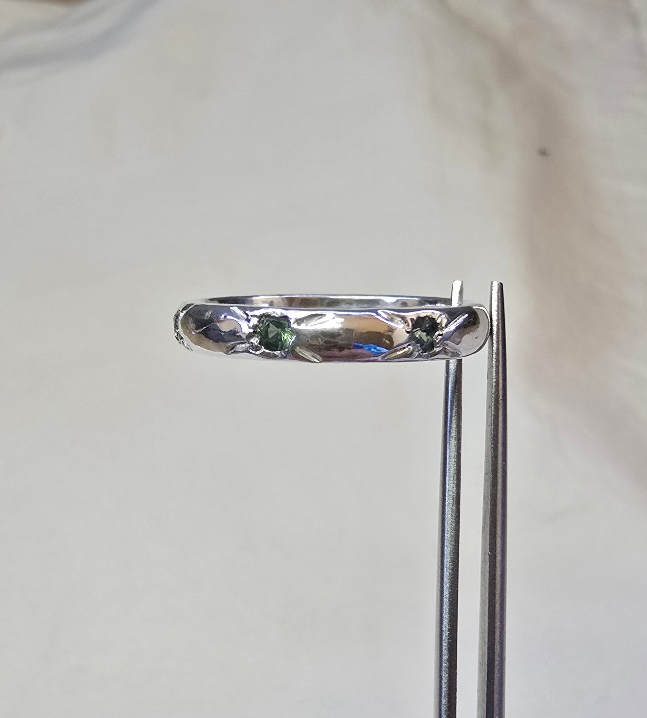 J014 - Star set sapphire band