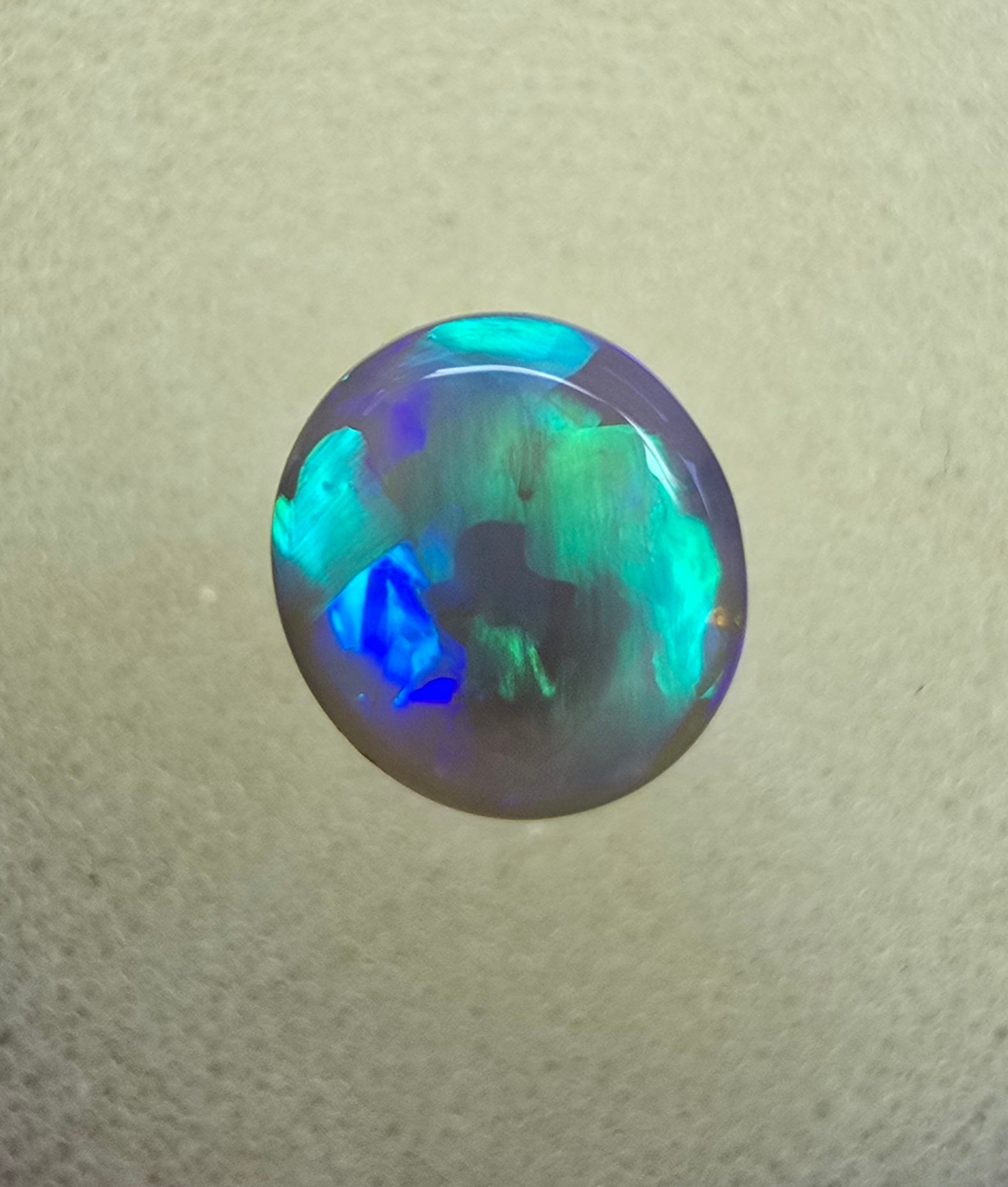 A899 - Beautiful and bright dark crystal opal