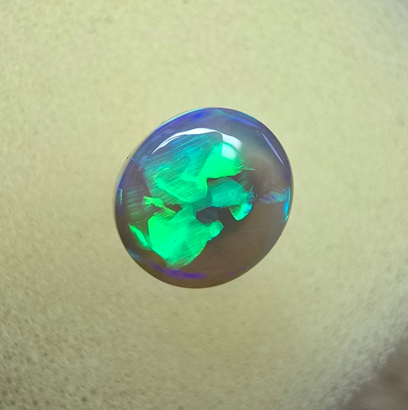 A899 - Beautiful and bright dark crystal opal