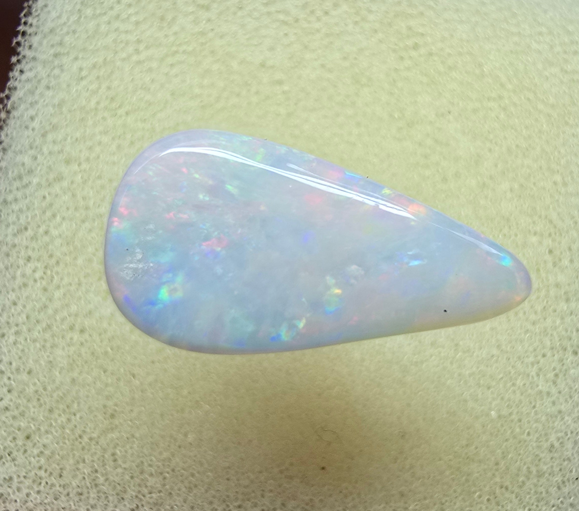 A906 - Large softly glittering drop cut