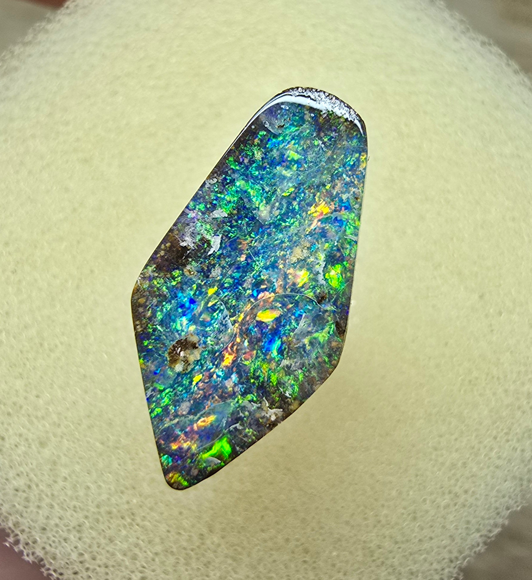 A916 - Diamond shaped rainbow glitter