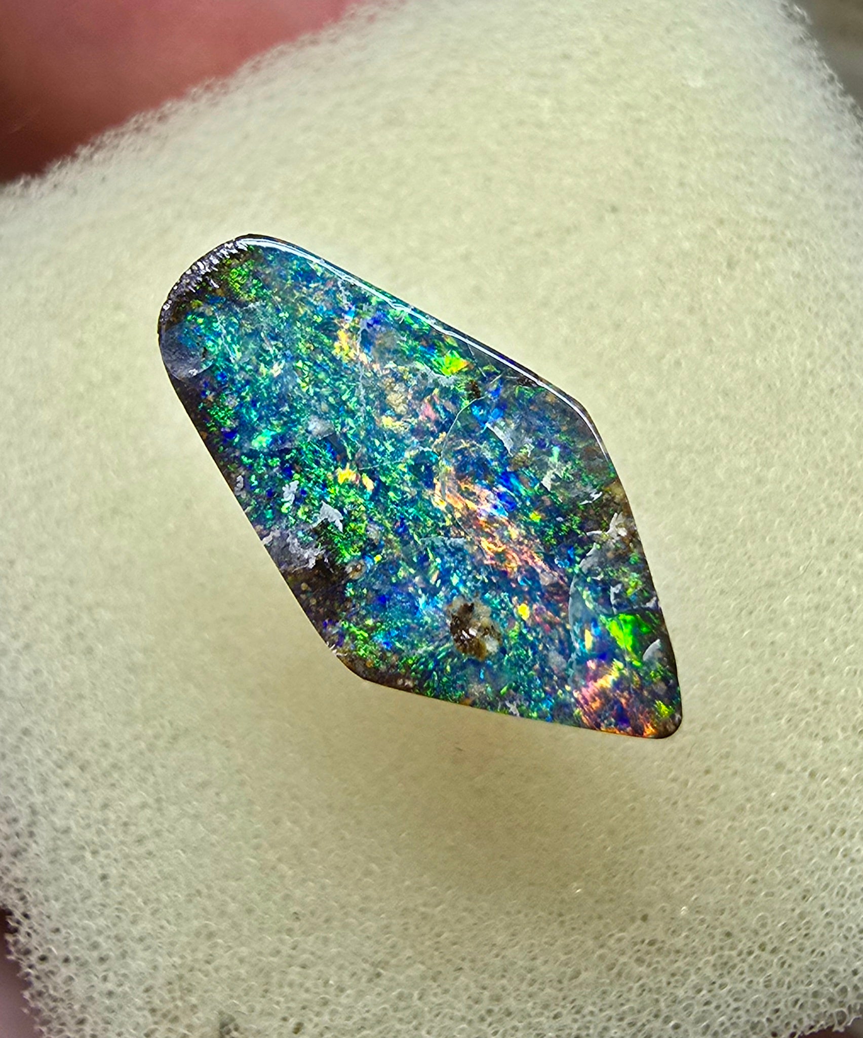 A916 - Diamond shaped rainbow glitter