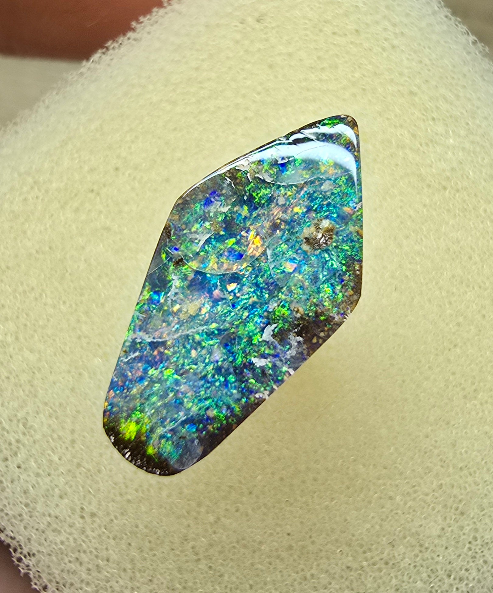 A916 - Diamond shaped rainbow glitter