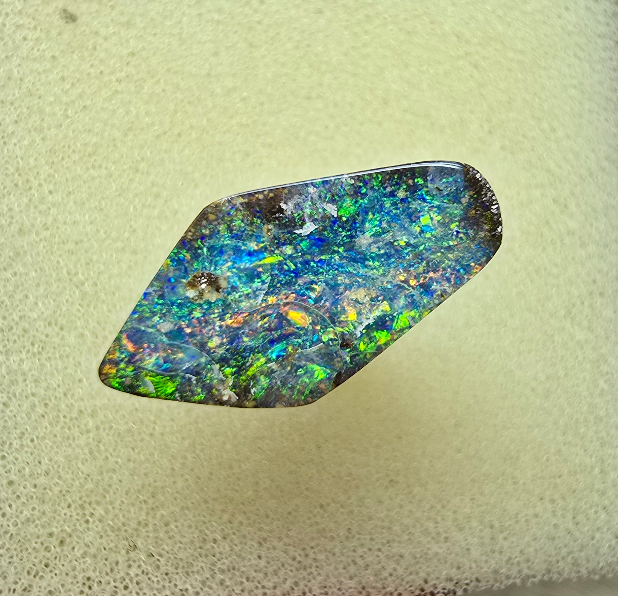 A916 - Diamond shaped rainbow glitter