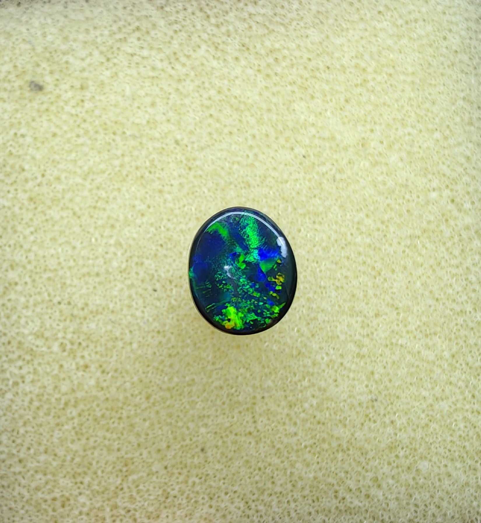 A945 - Bright black opal round cut