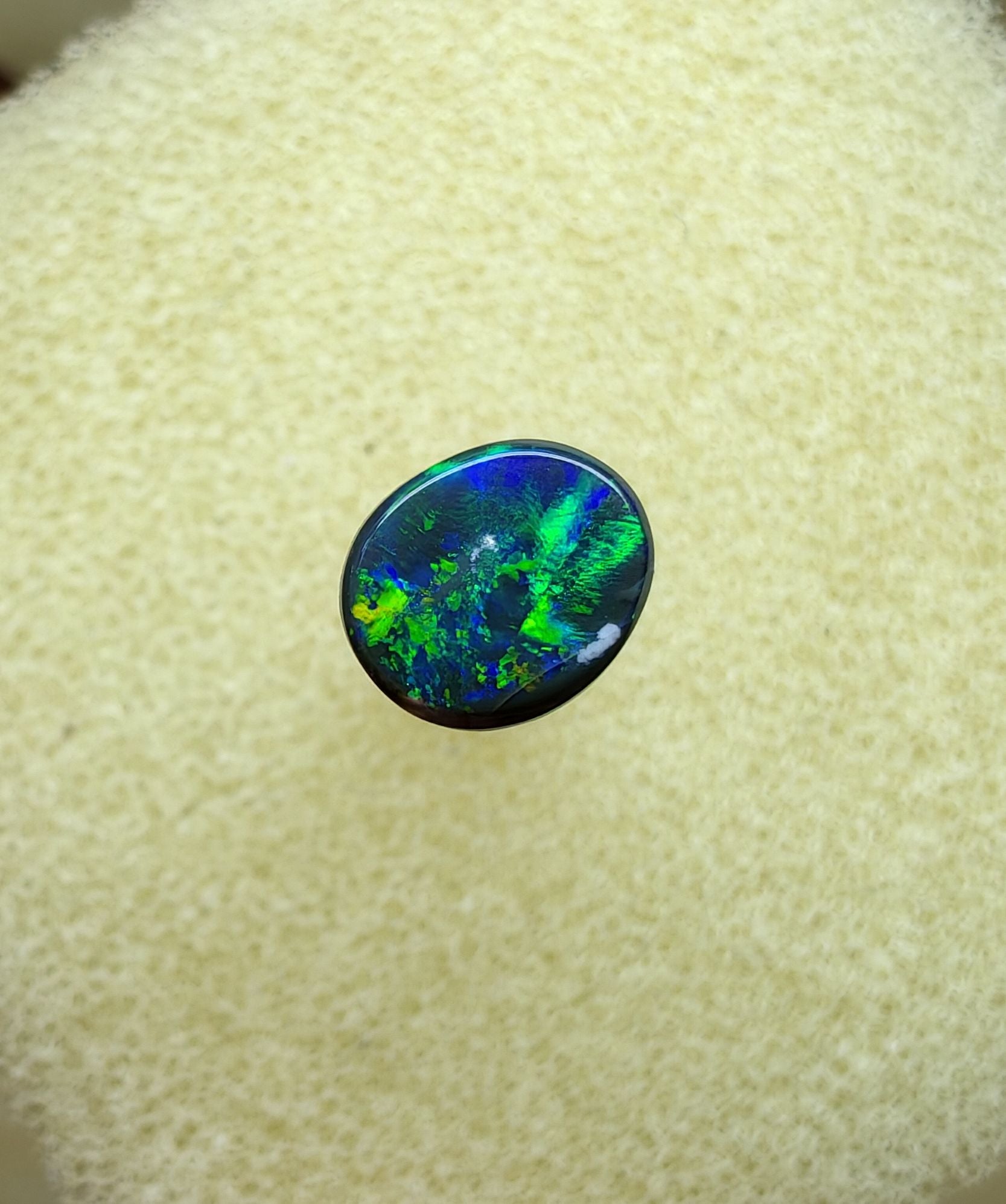 A945 - Bright black opal round cut