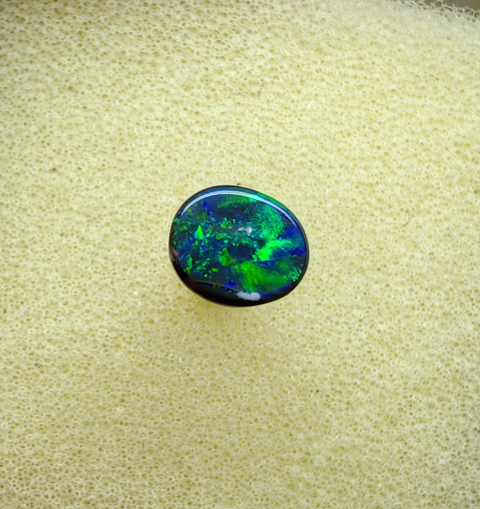 A945 - Bright black opal round cut