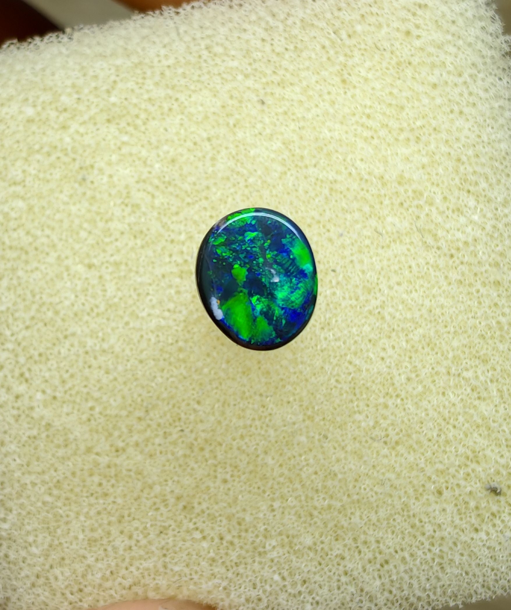 A945 - Bright black opal round cut