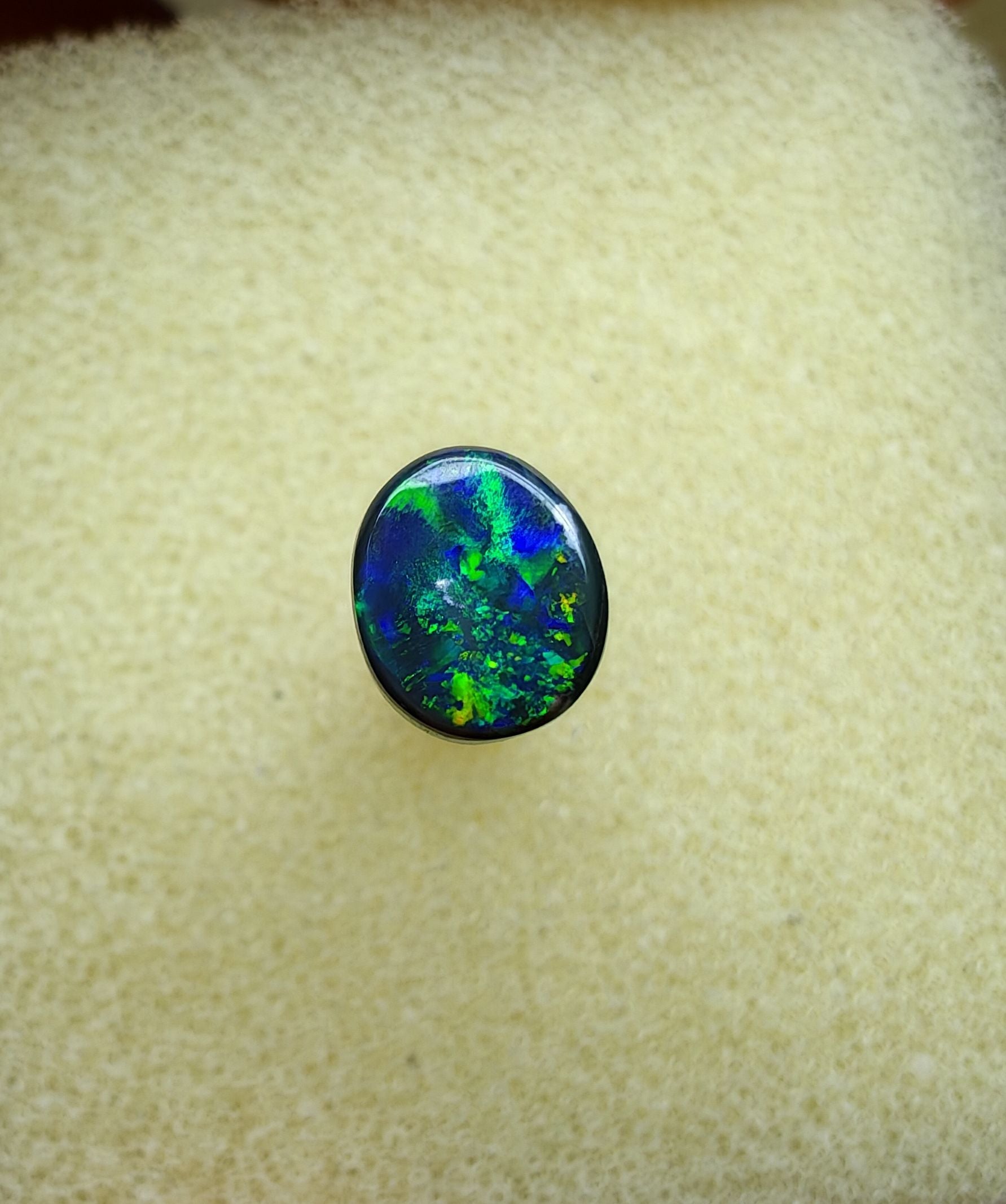 A945 - Bright black opal round cut