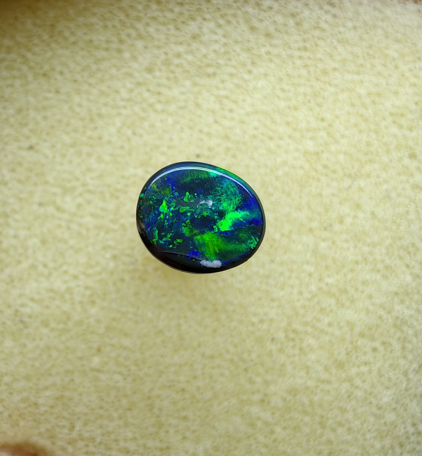 A945 - Bright black opal round cut