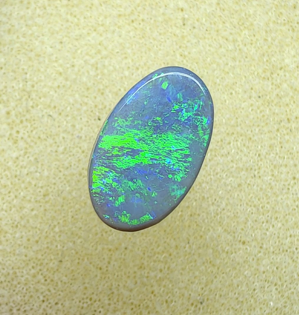 A946 - Bright and flashy oval cut dark opal