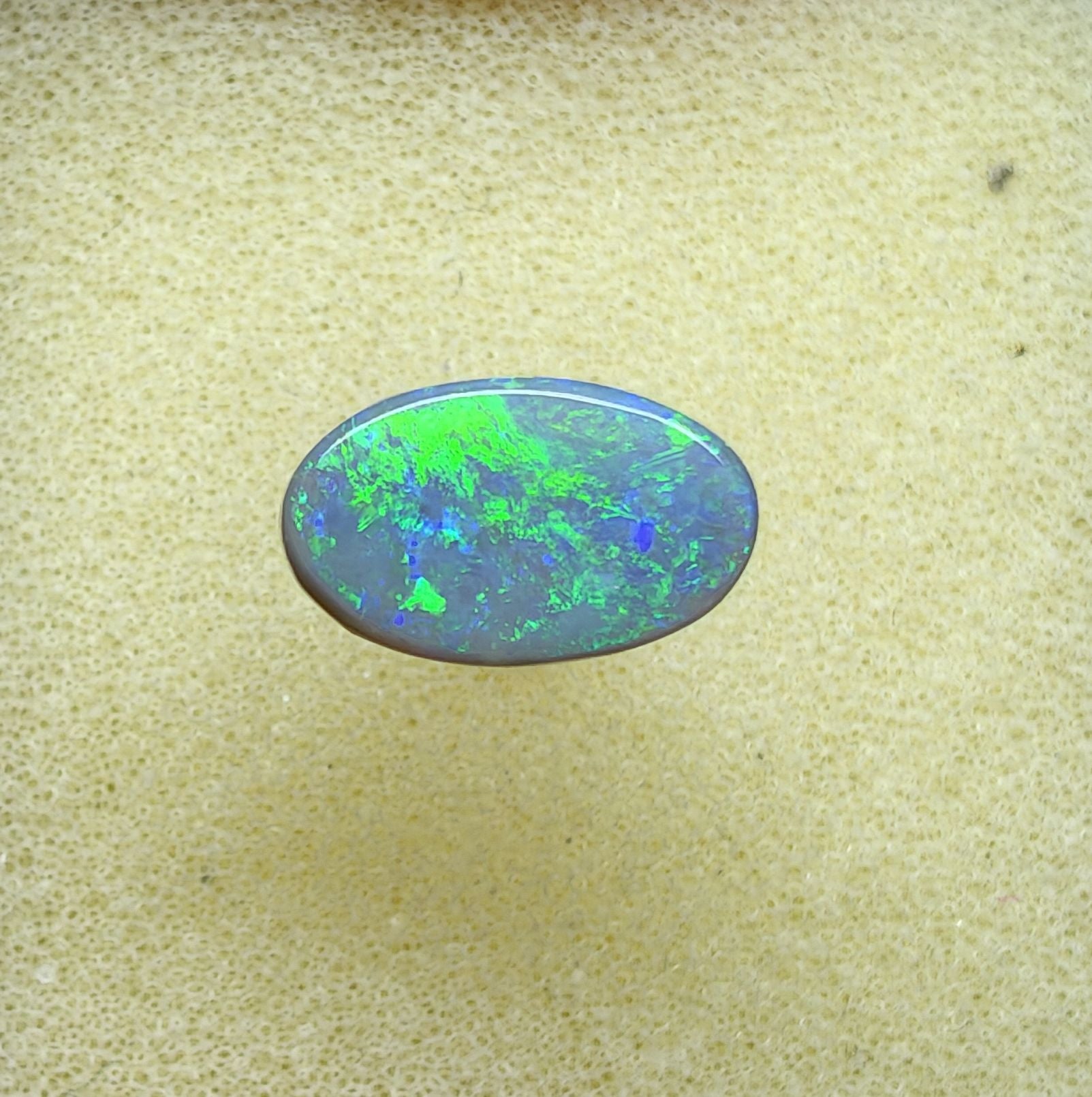 A946 - Bright and flashy oval cut dark opal