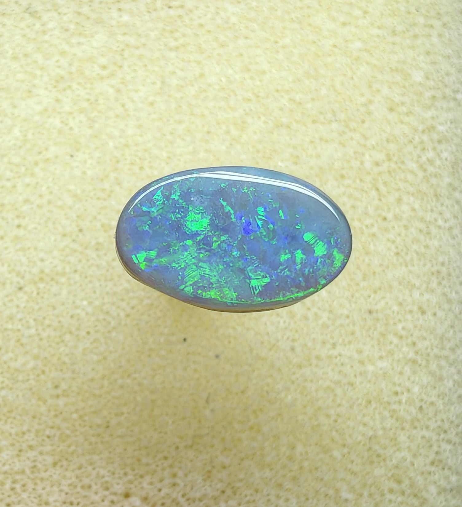 A946 - Bright and flashy oval cut dark opal