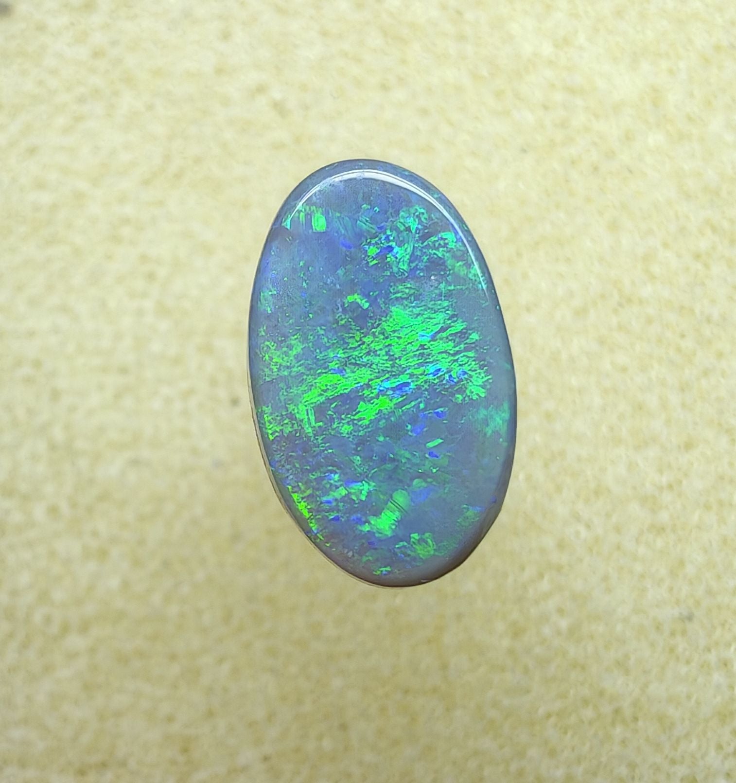 A946 - Bright and flashy oval cut dark opal