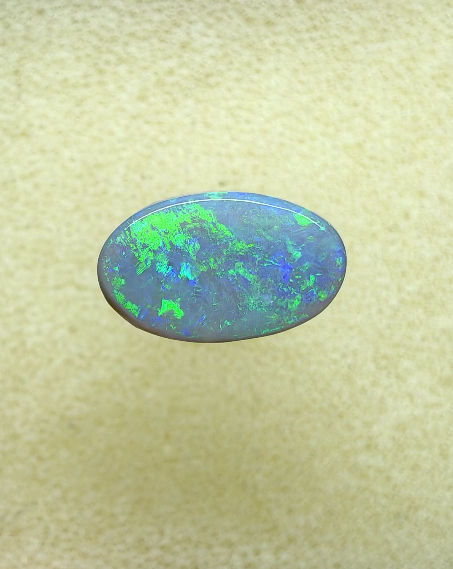 A946 - Bright and flashy oval cut dark opal
