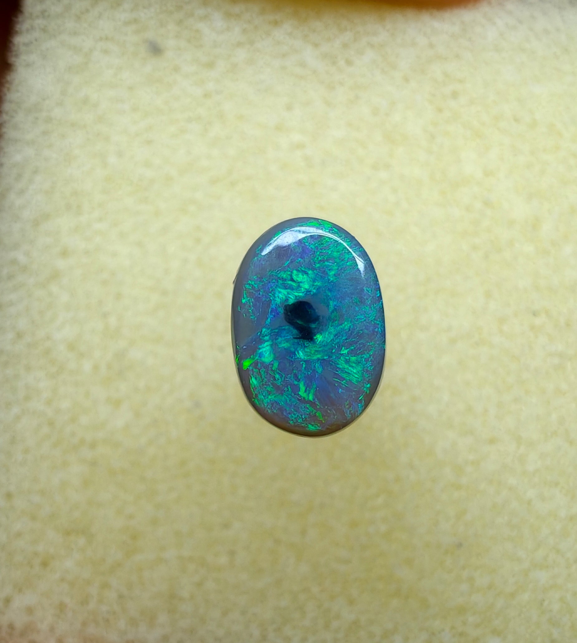A948 - Flashy dark opal beauty
