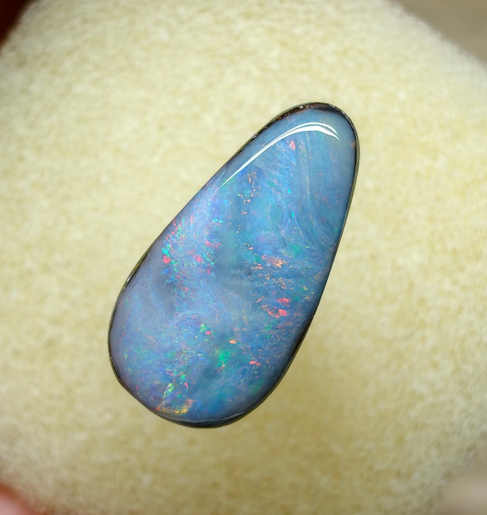 A952 - Large glittering drop cut