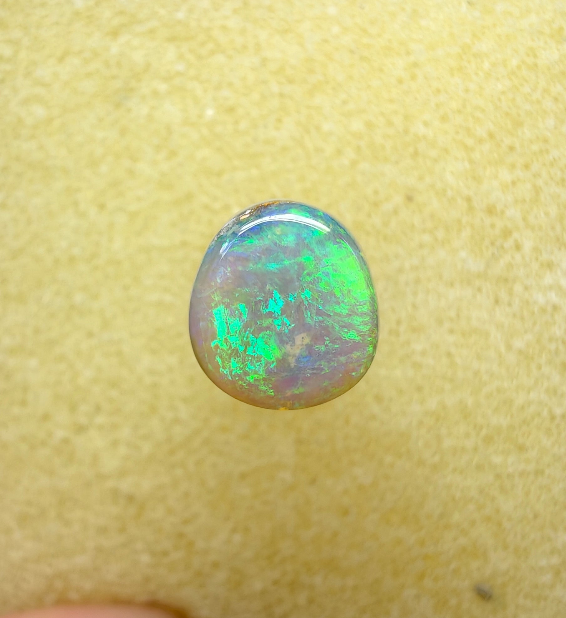 A954 - Flashy green white opal