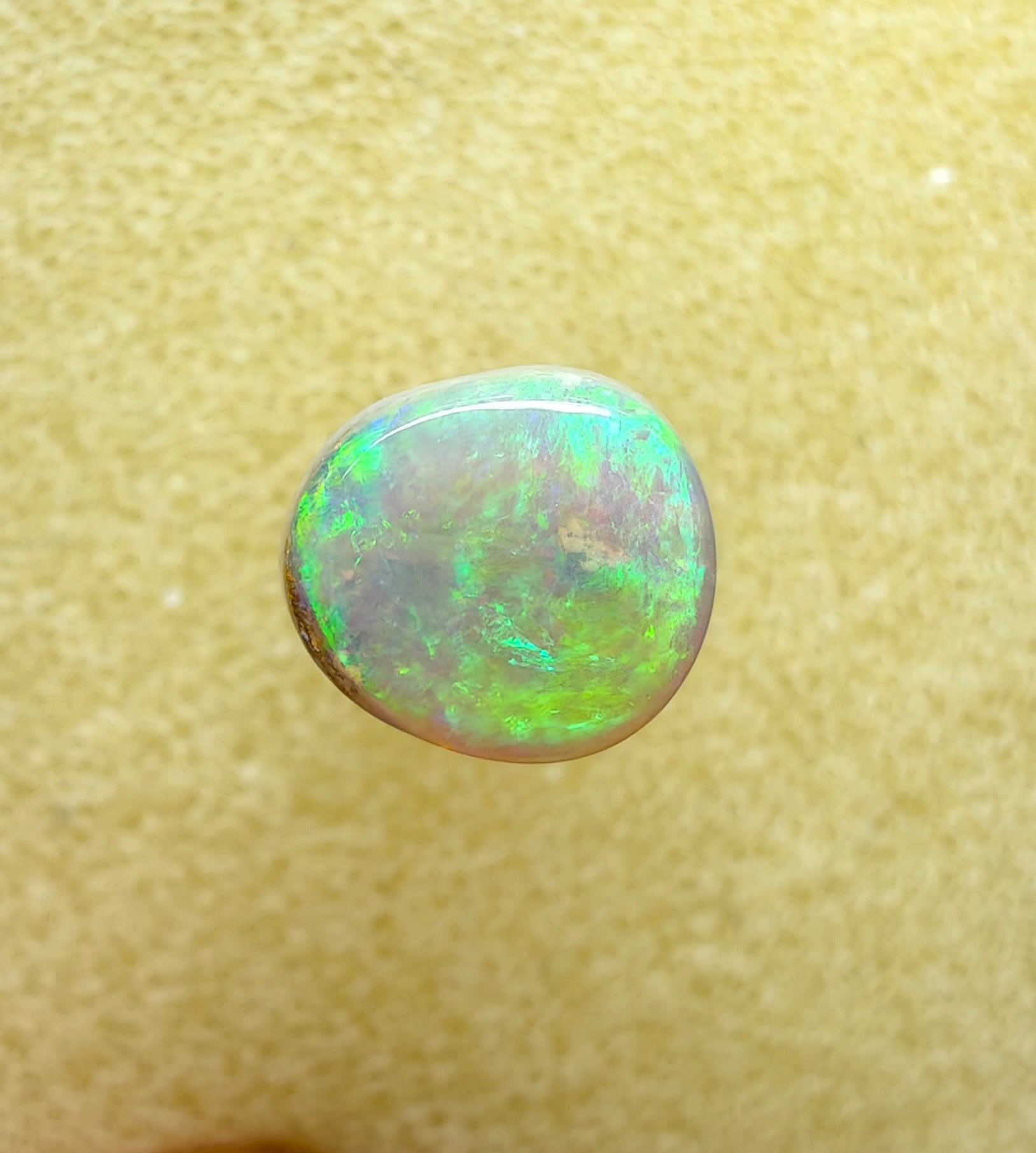 A954 - Flashy green white opal