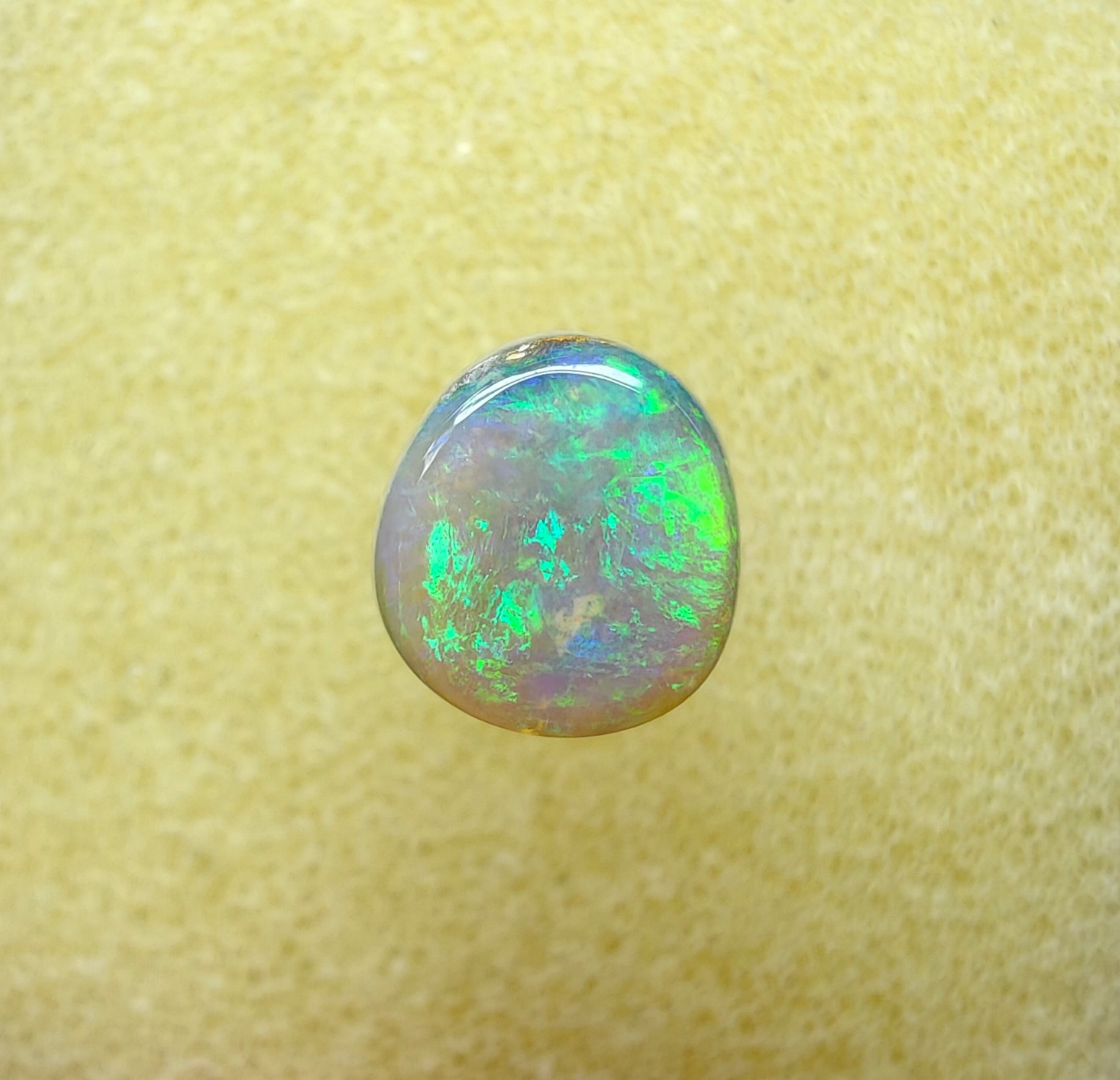 A954 - Flashy green white opal