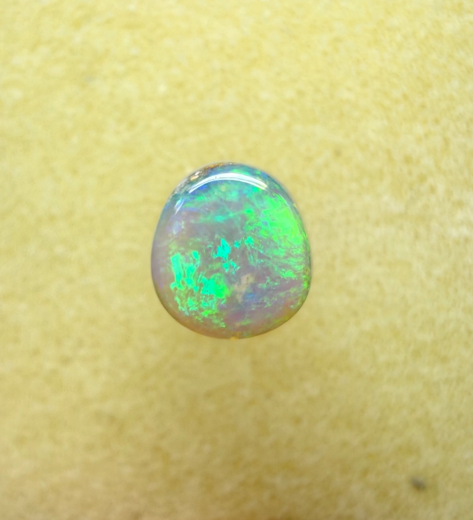 A954 - Flashy green white opal
