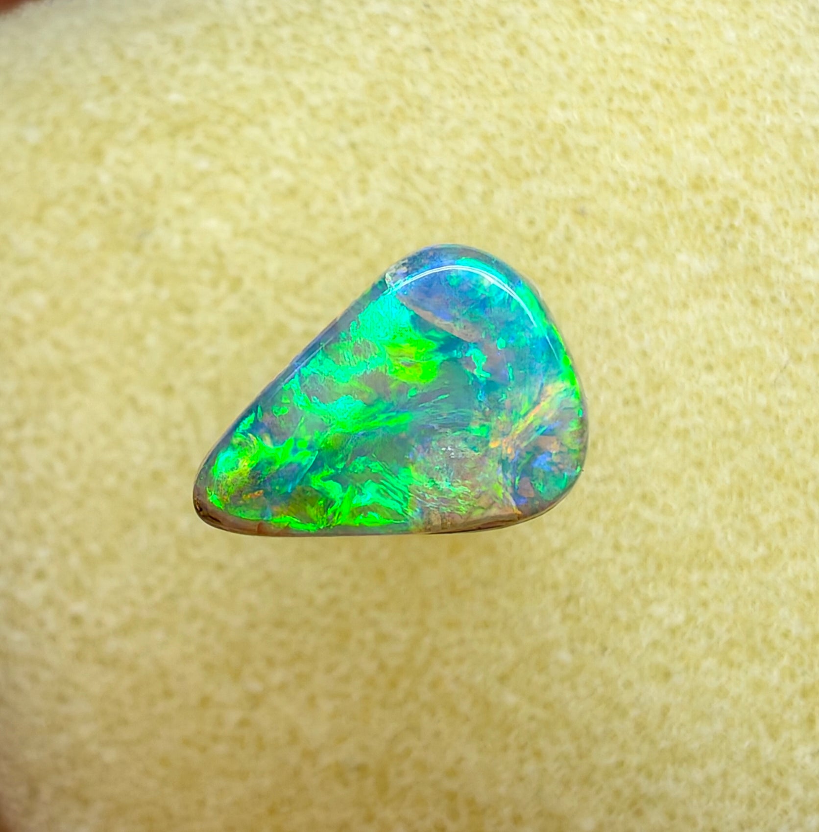 A956 - Bright drop cut crystal flash