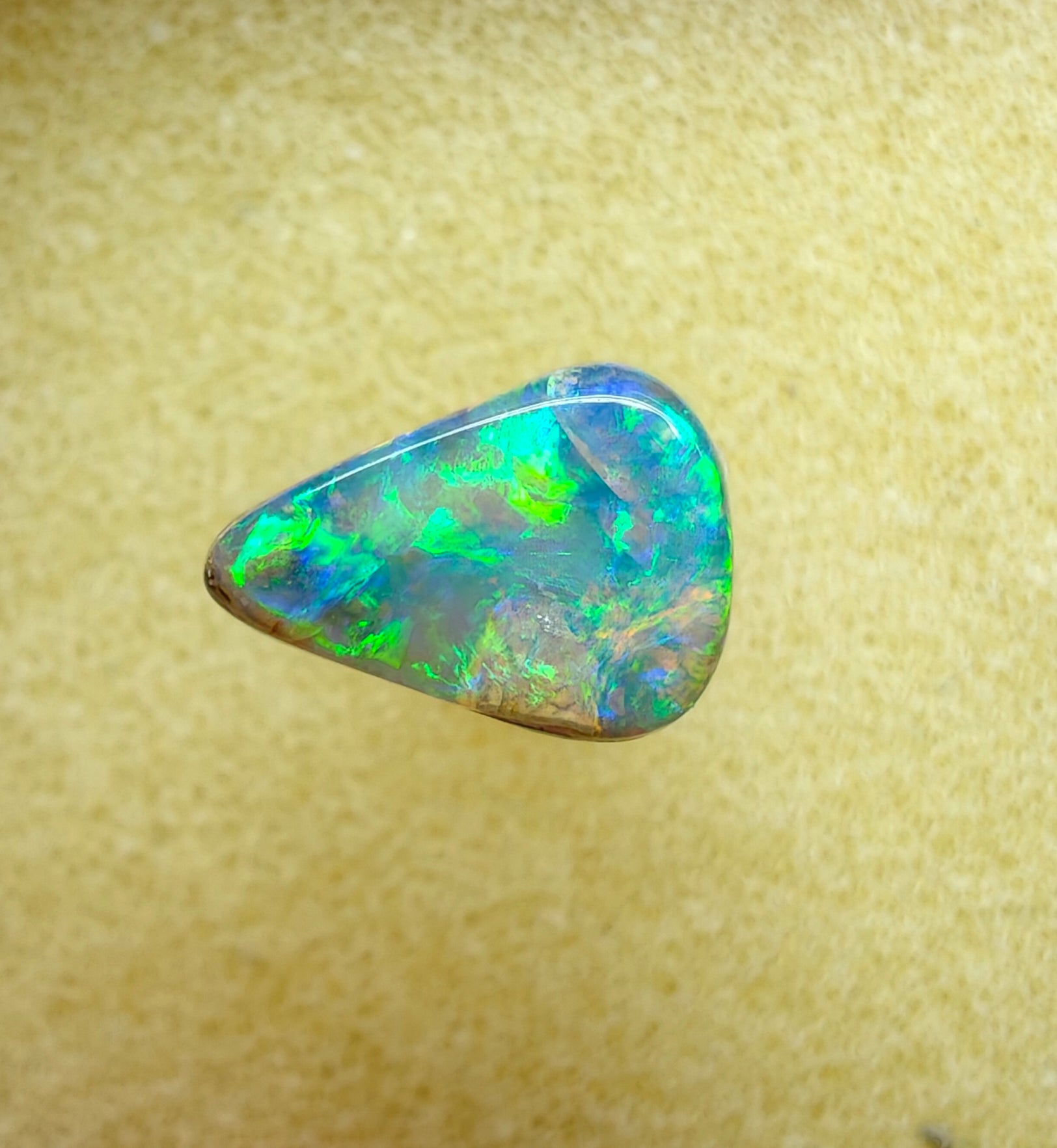 A956 - Bright drop cut crystal flash