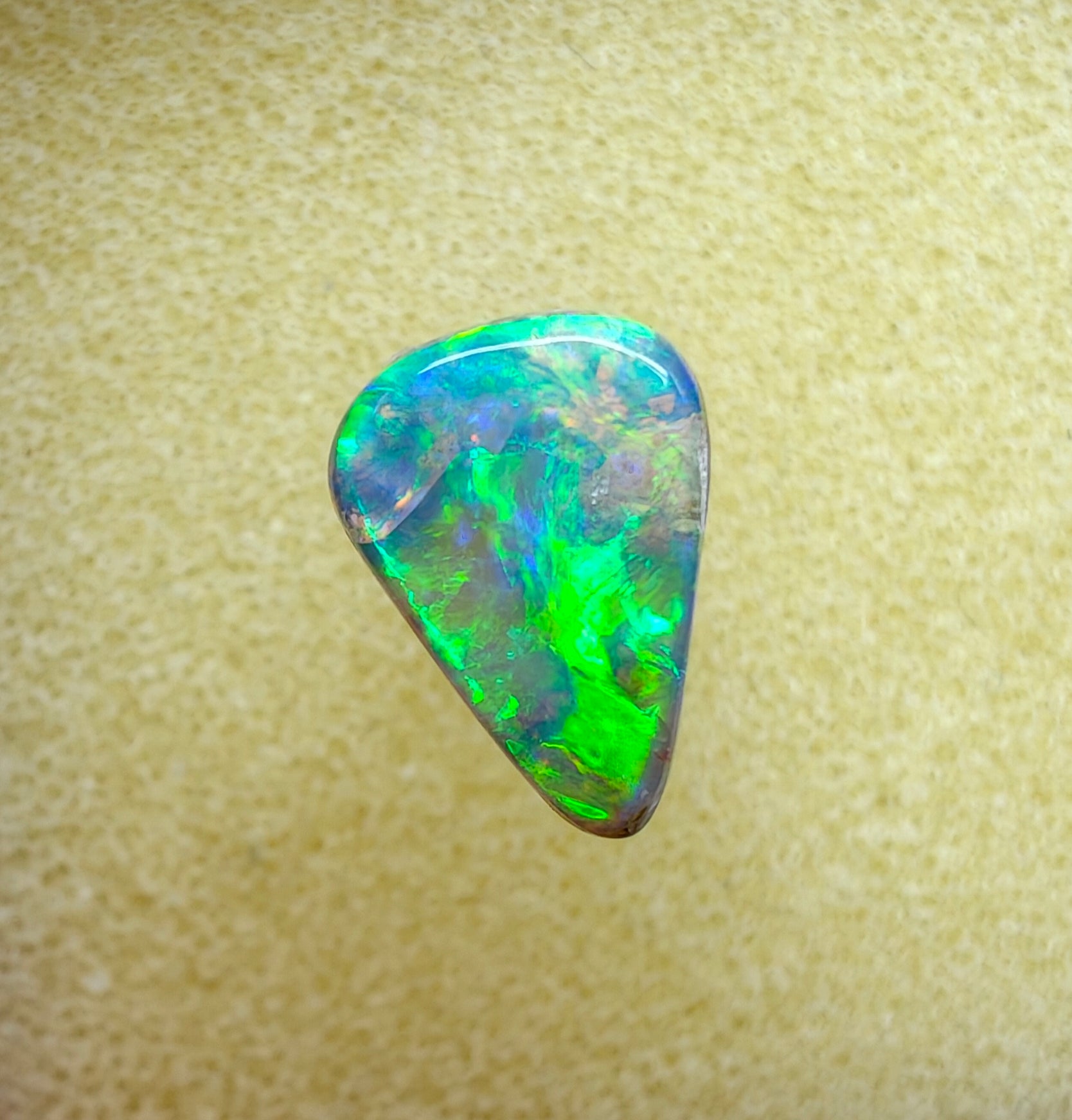 A956 - Bright drop cut crystal flash