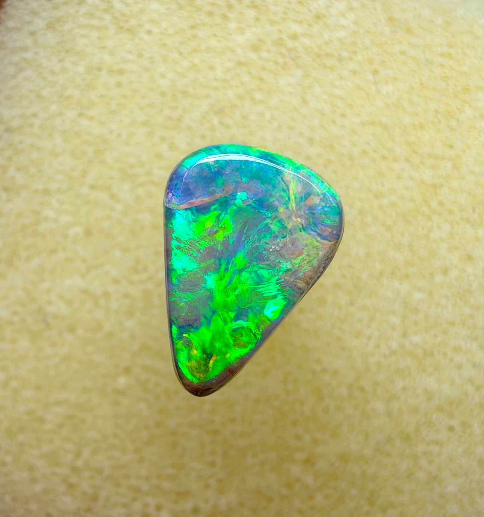 A956 - Bright drop cut crystal flash