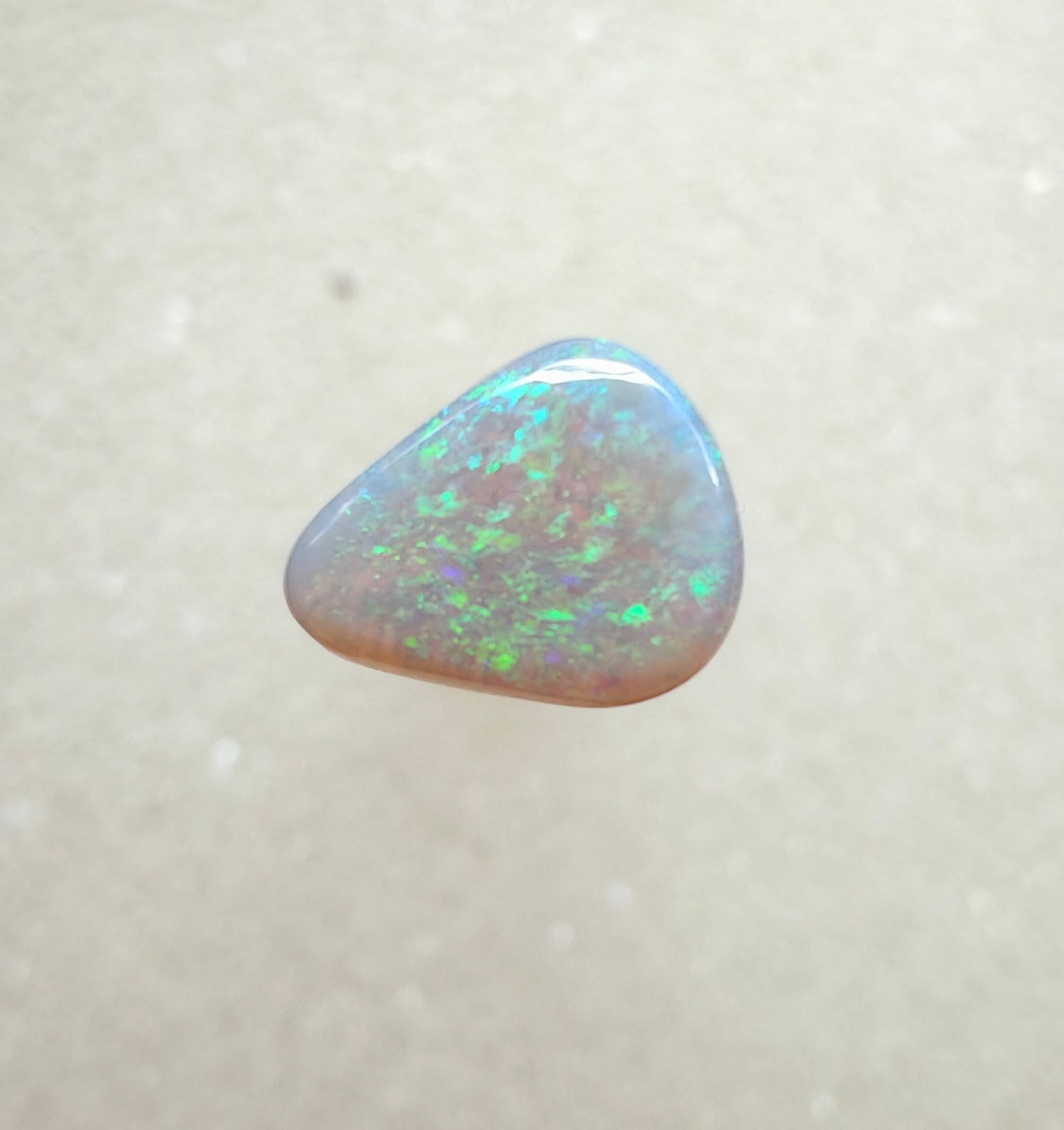 A960 - Sparkly green drop cut white opal