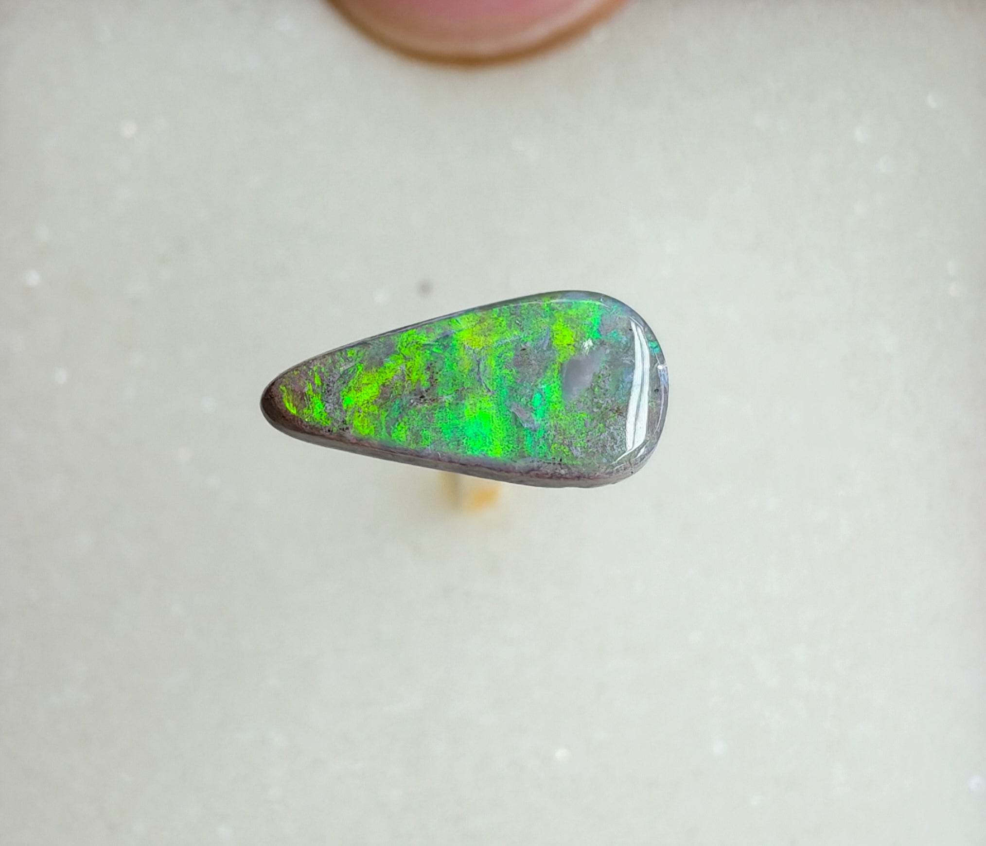 A961 - Super bright drop cut beauty