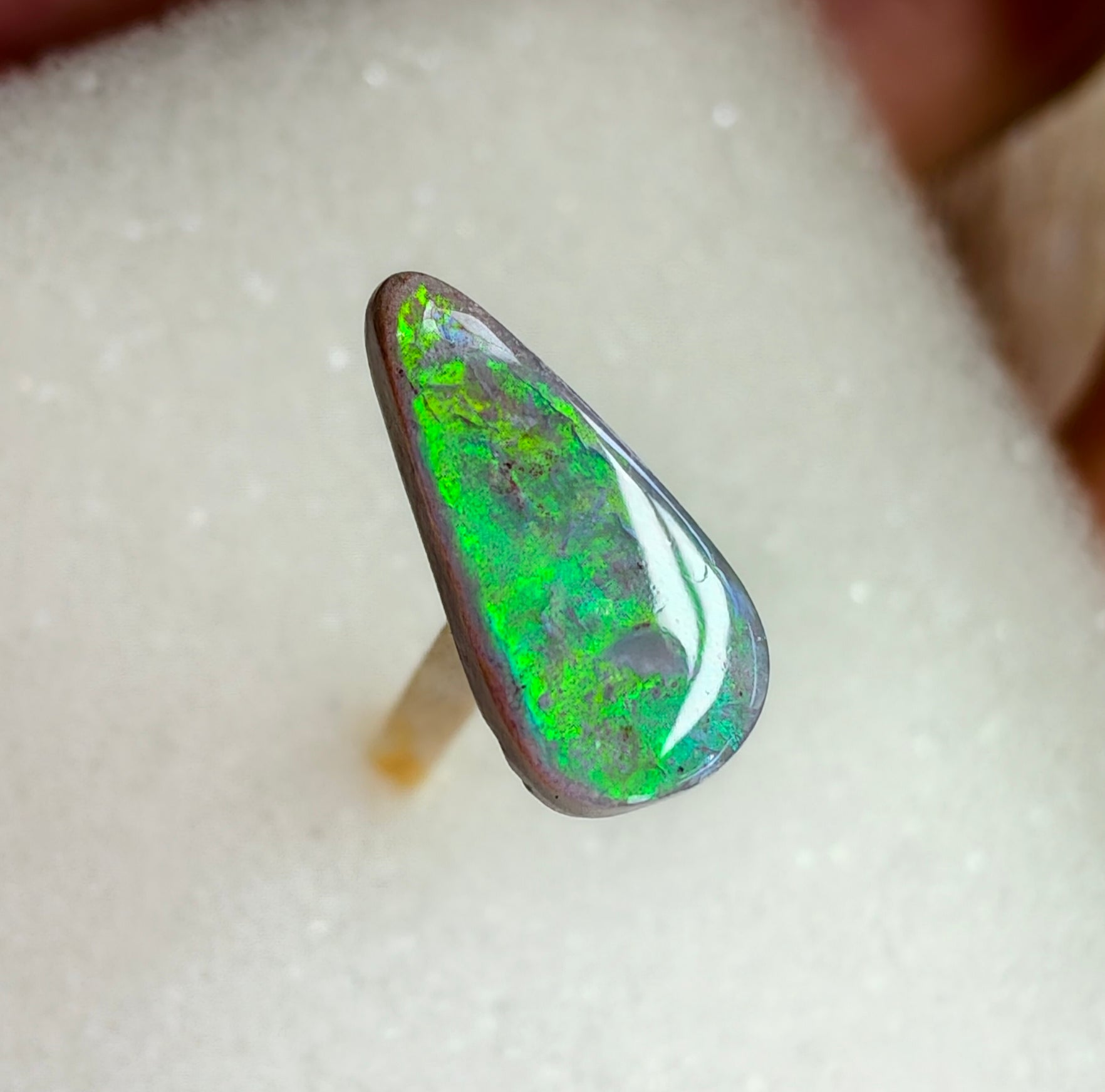 A961 - Super bright drop cut beauty