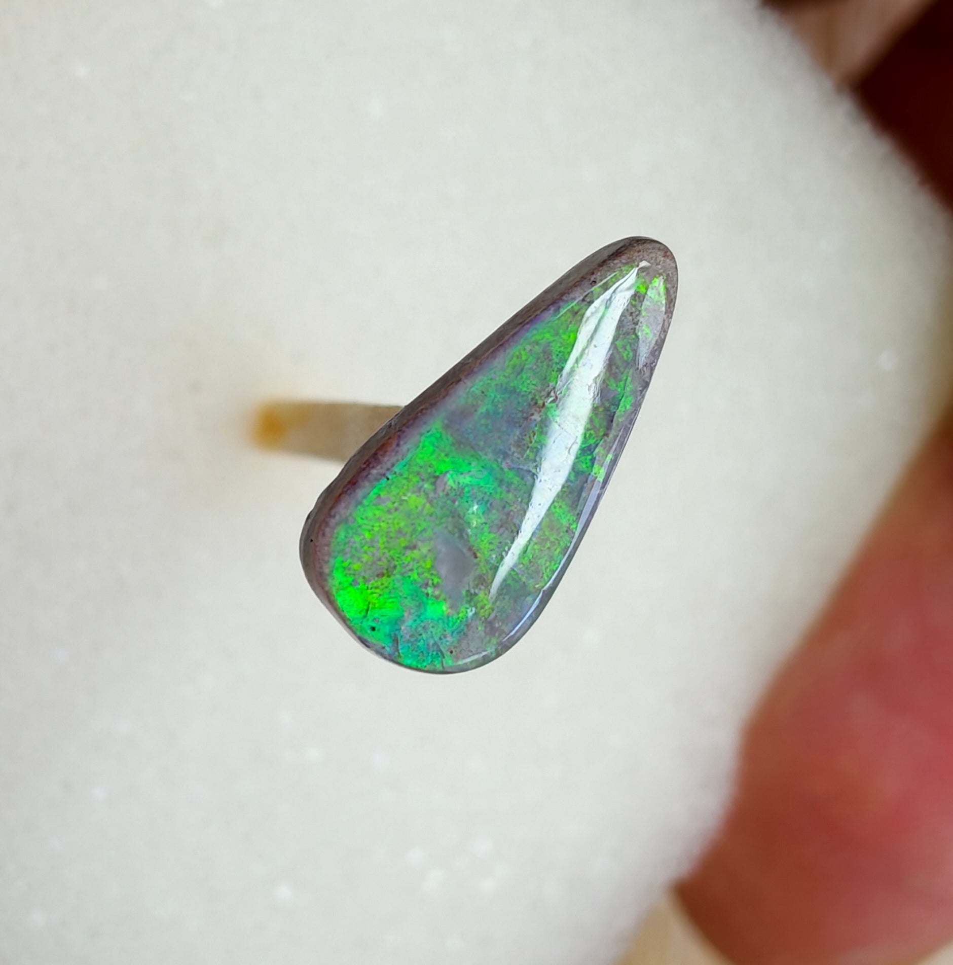 A961 - Super bright drop cut beauty