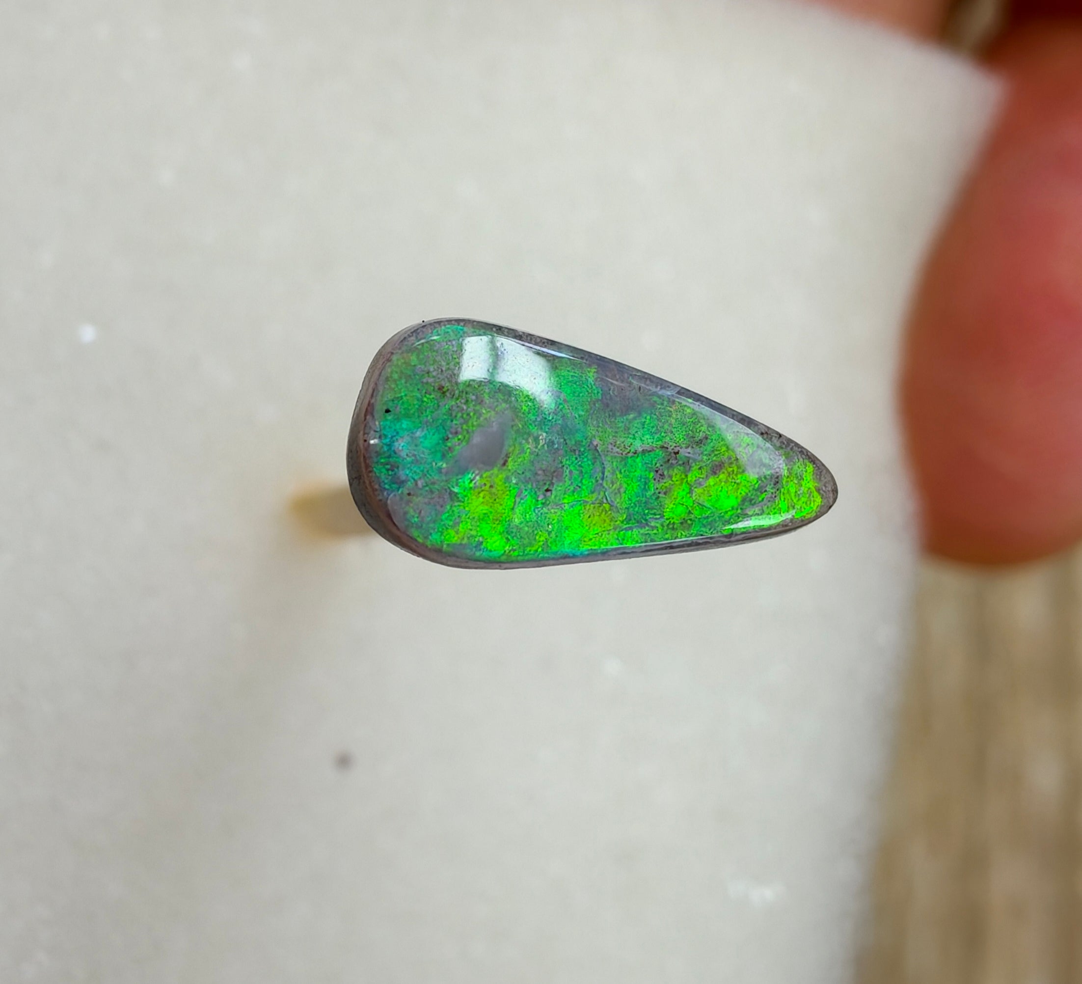 A961 - Super bright drop cut beauty