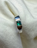 J020 - Australian Emerald on simple band