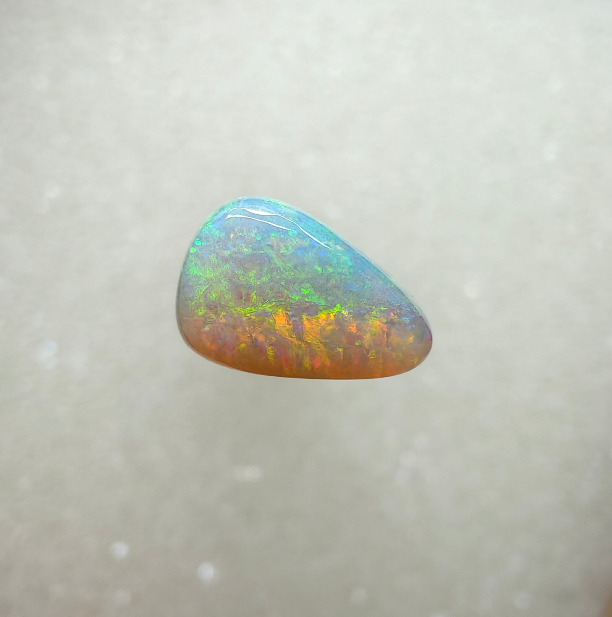 A979 - Gentle red green drop cut