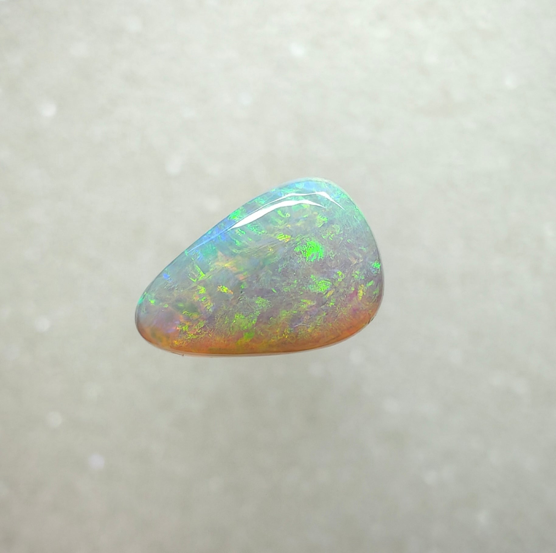 A979 - Gentle red green drop cut