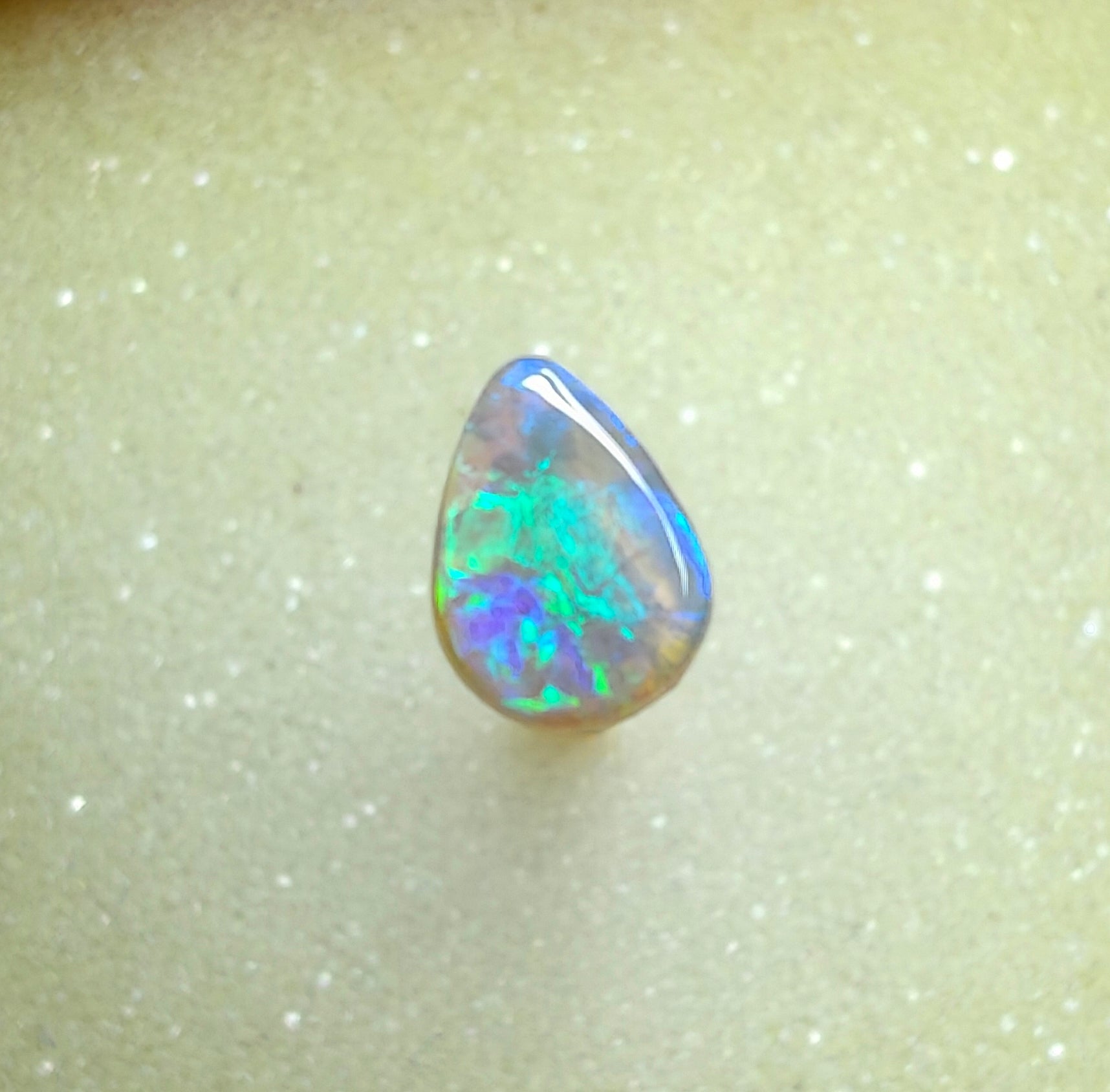 A1037 - Crystal drop cut beauty