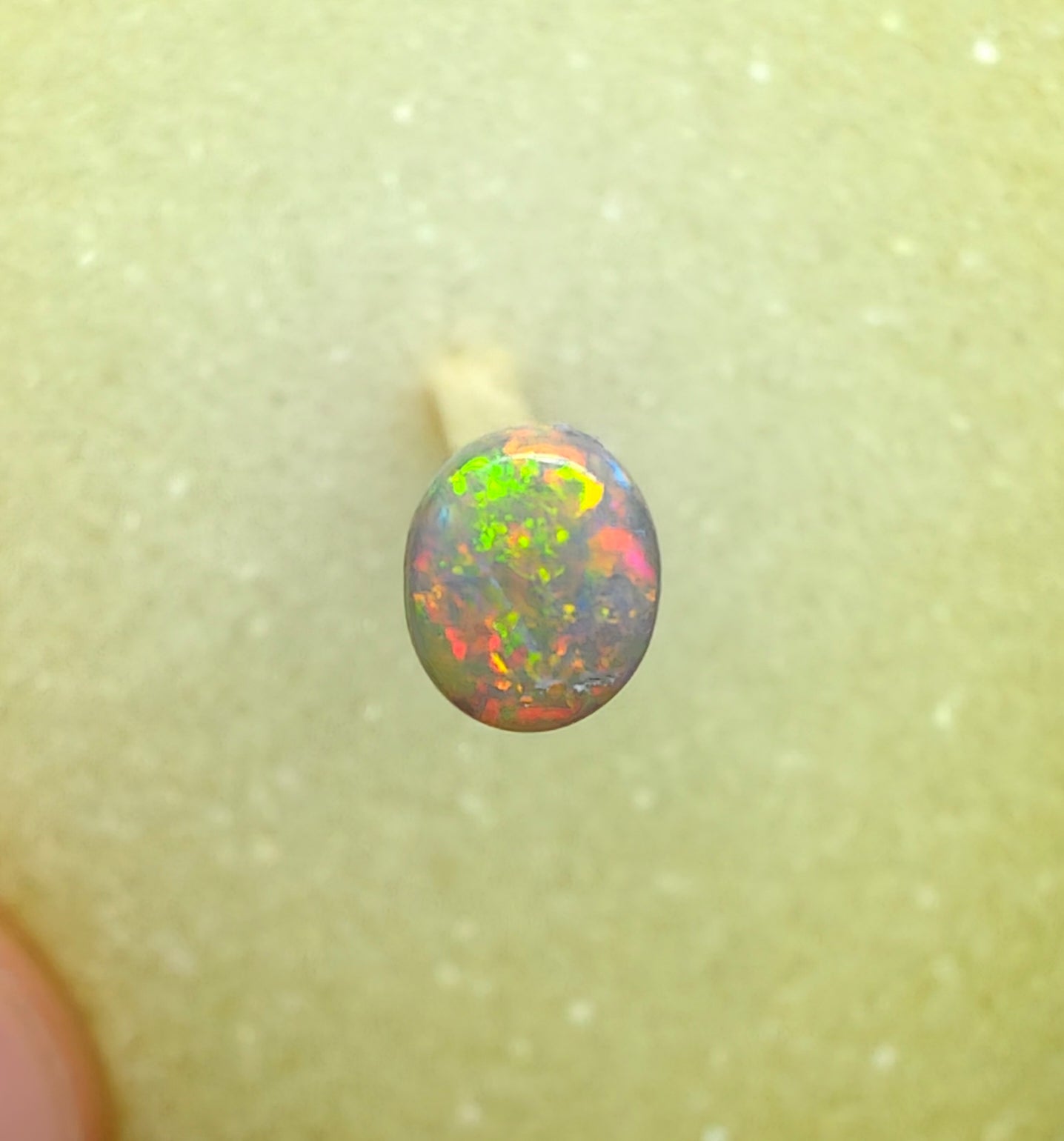 A1064 - Red and orange flash round cut