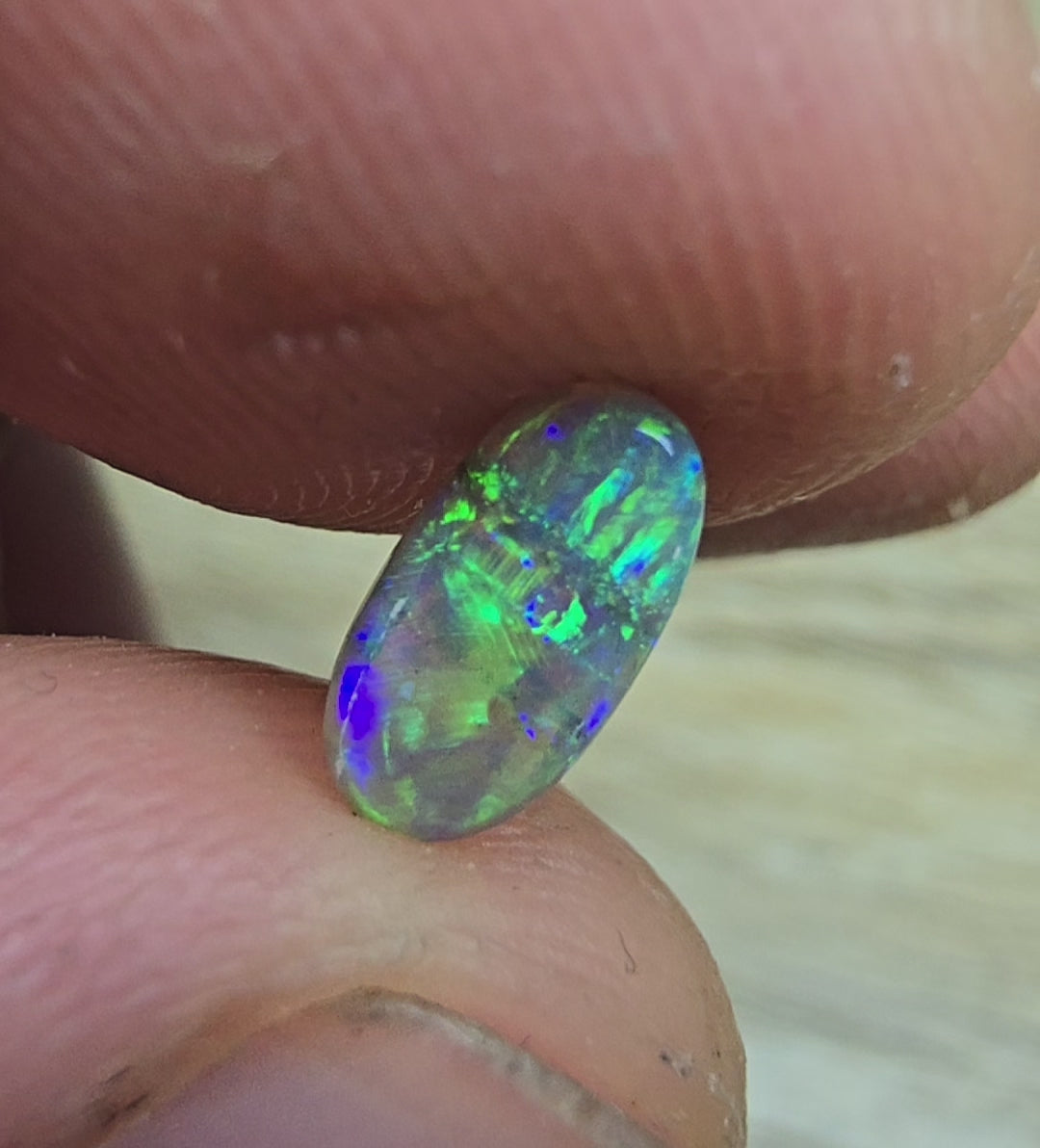 A842 - Bright dark crystal oval cut