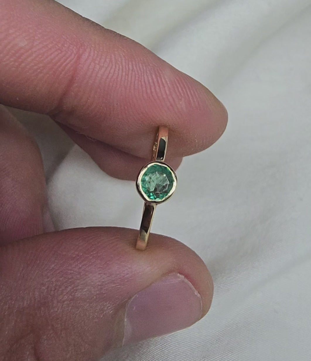 J012 - Fine emerald and gold ring
