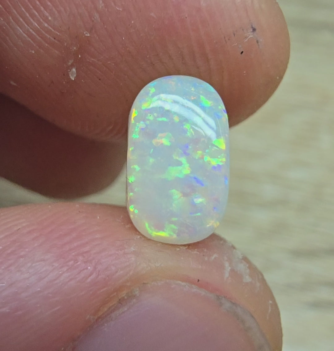 A907 - Bright oval cut ring stone