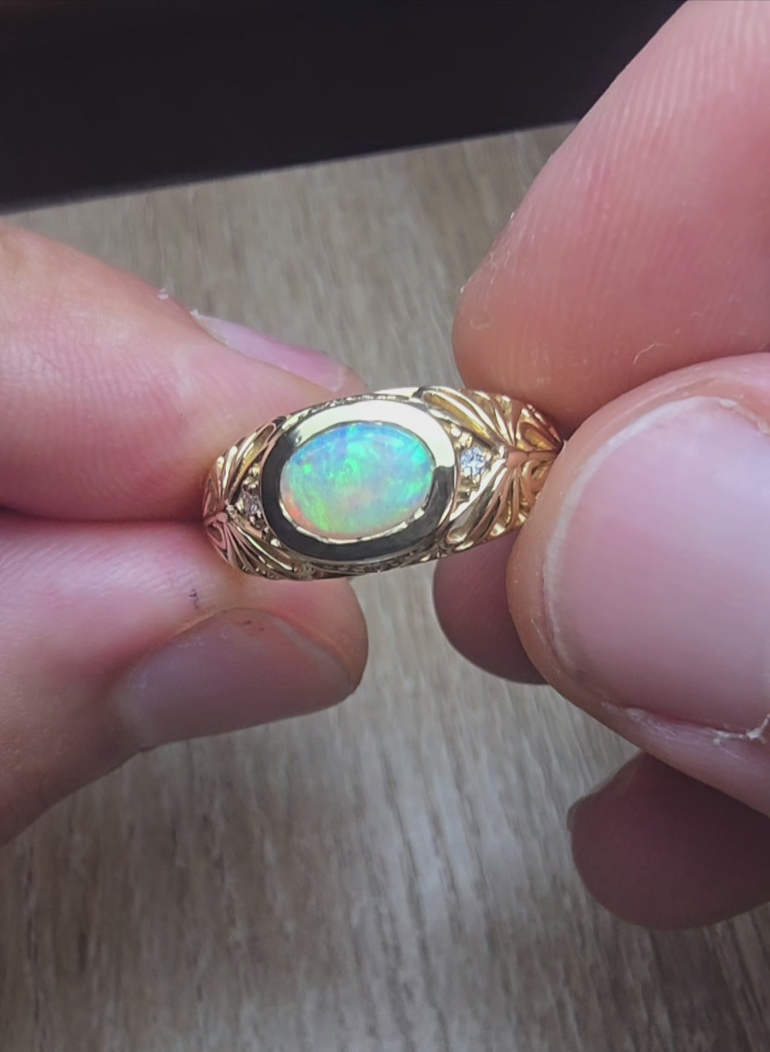 J007 - Stunning crystal opal signet