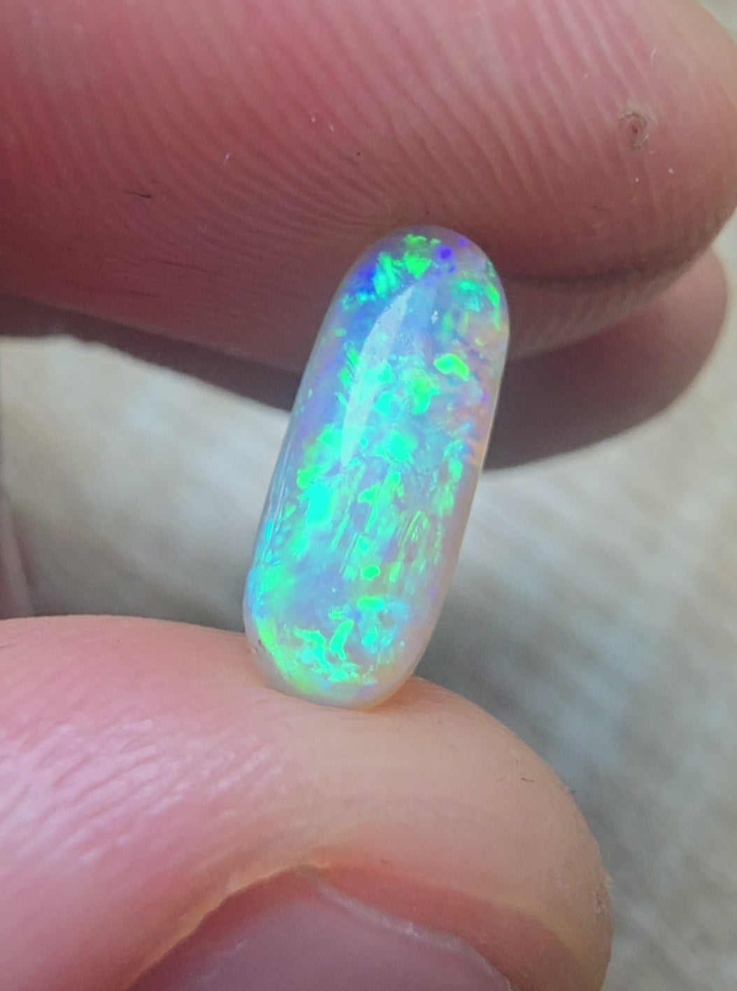 A704 - Bright 3D colour crystal opal