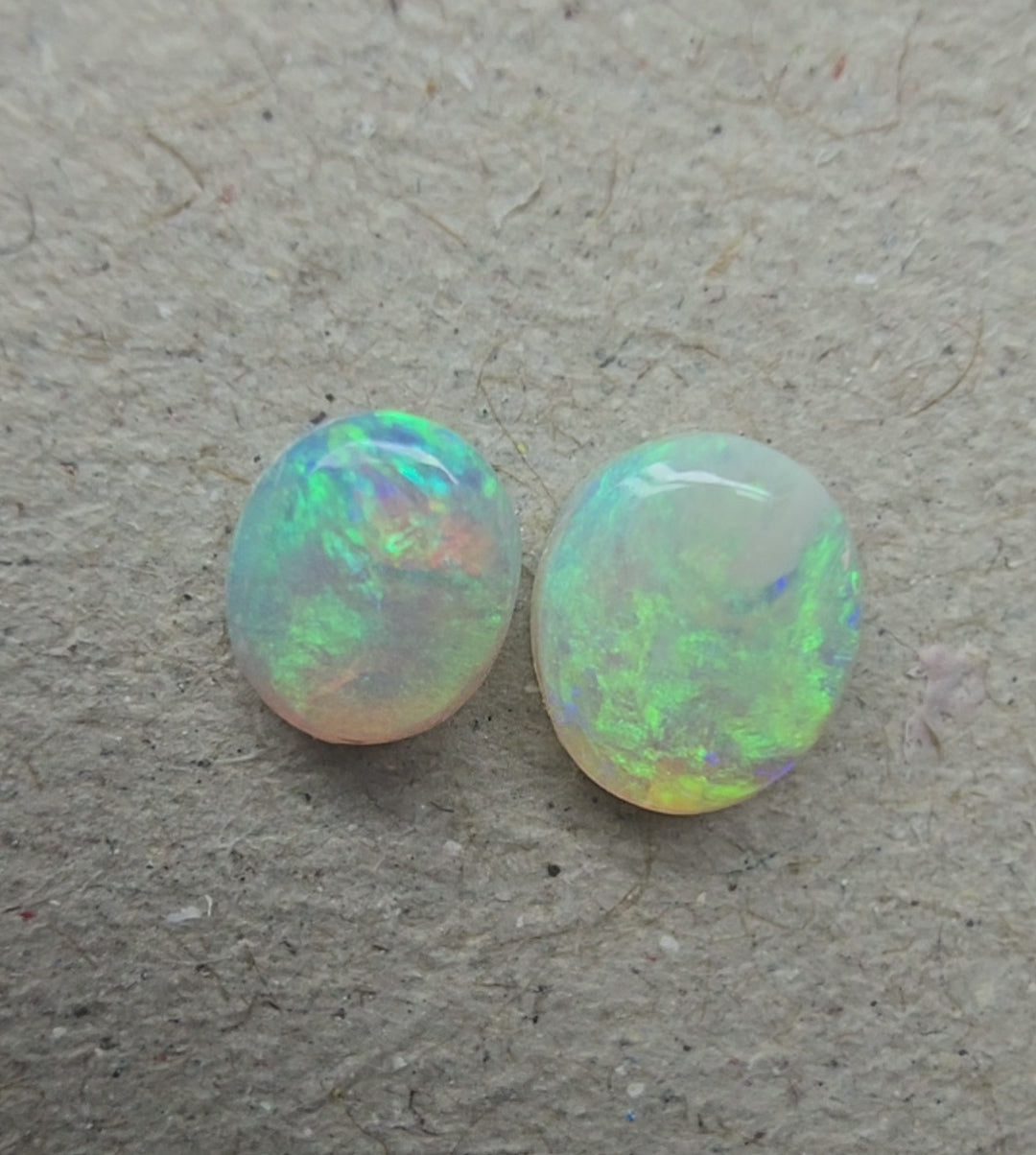 A785 - Round cut green pair