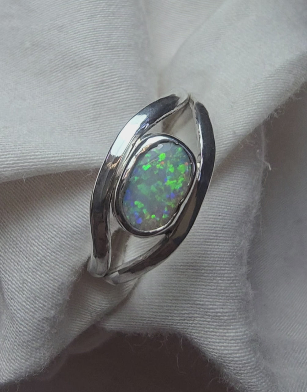 J005 - Opal elegance ring