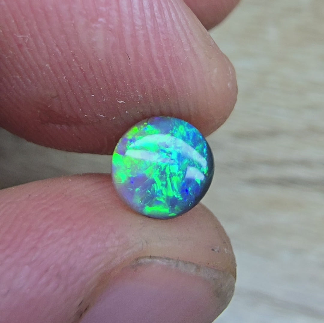 A845 - Round cut gem black opal